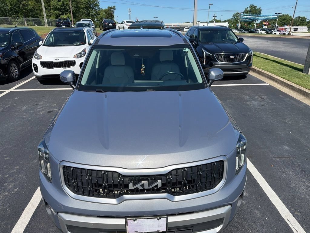 Used 2023 Kia Telluride EX w/ EX Captain's Chair Package AWD/4WD image 2
