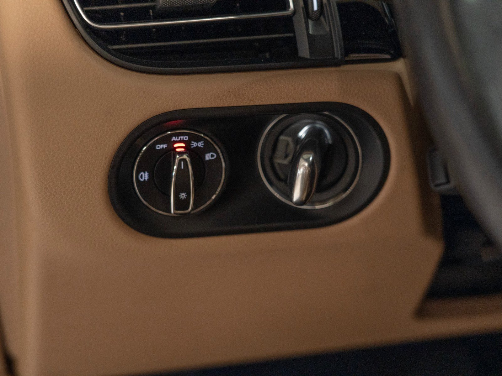 Certified 2023 Porsche Macan AWD/4WD image 23