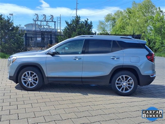 Used 2024 GMC Terrain SLT image 2