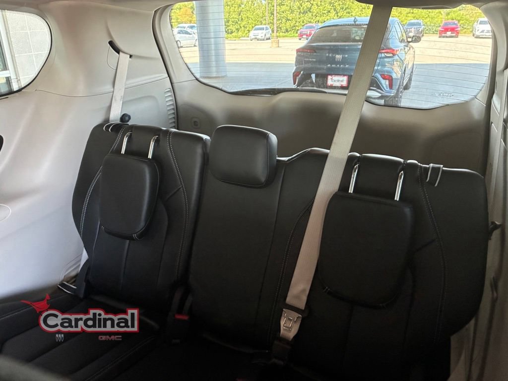 Used 2023 Chrysler Pacifica Touring-L w/ Uconnect Theater Family Group AWD/4WD image 13
