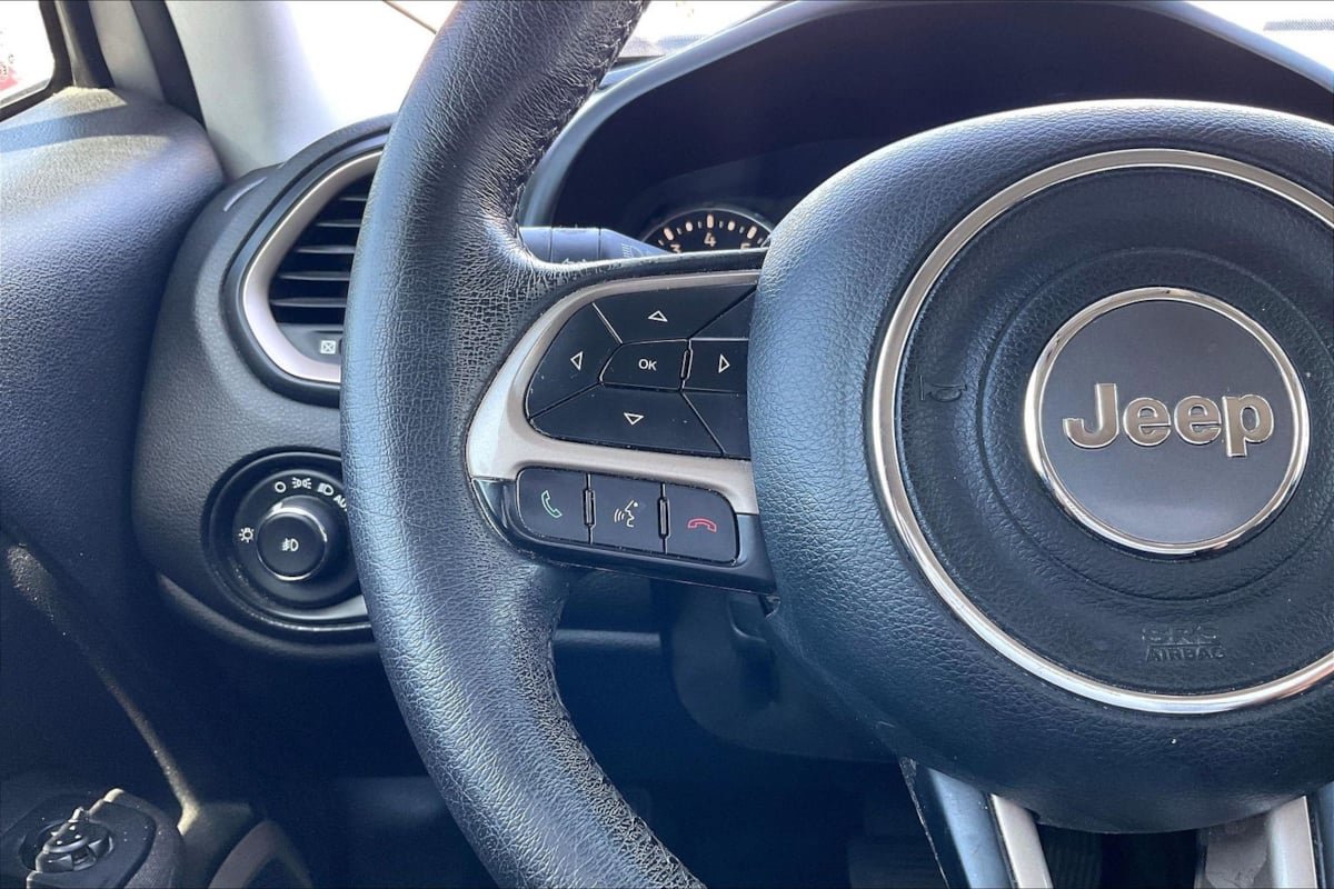 Used 2015 Jeep Renegade Latitude FWD image 18