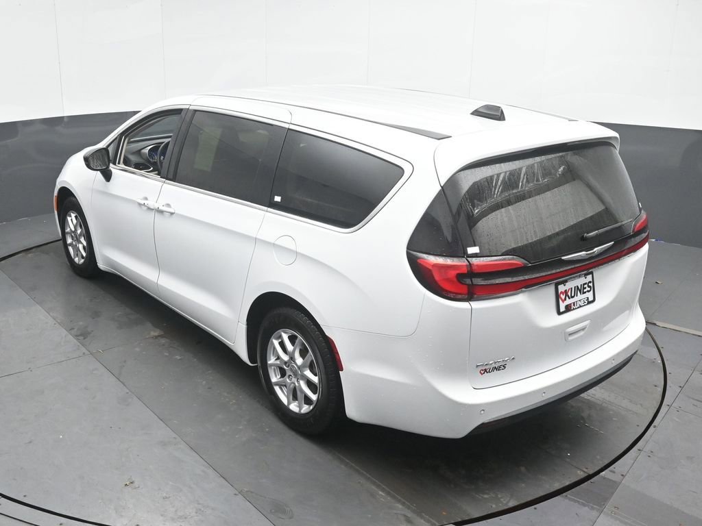 Used 2024 Chrysler Pacifica Touring-L FWD image 39