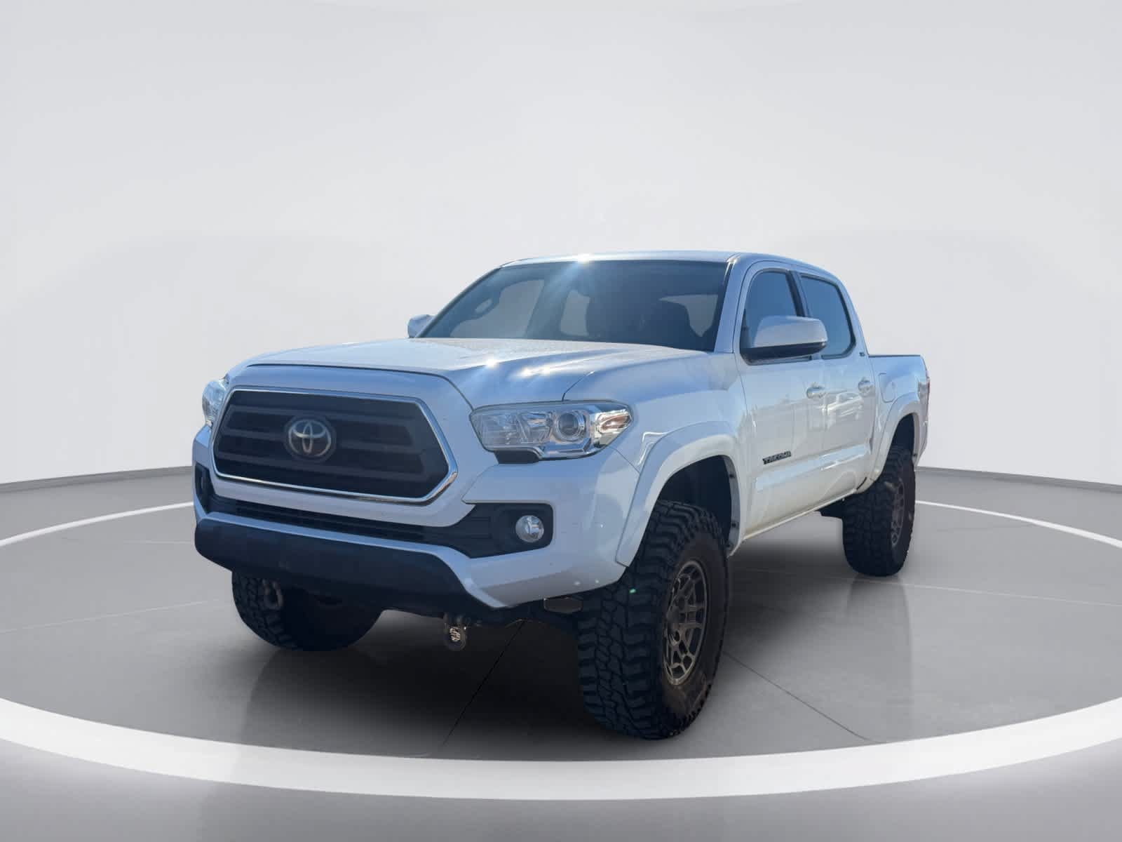 Used 2021 Toyota Tacoma SR5 AWD/4WD image 2