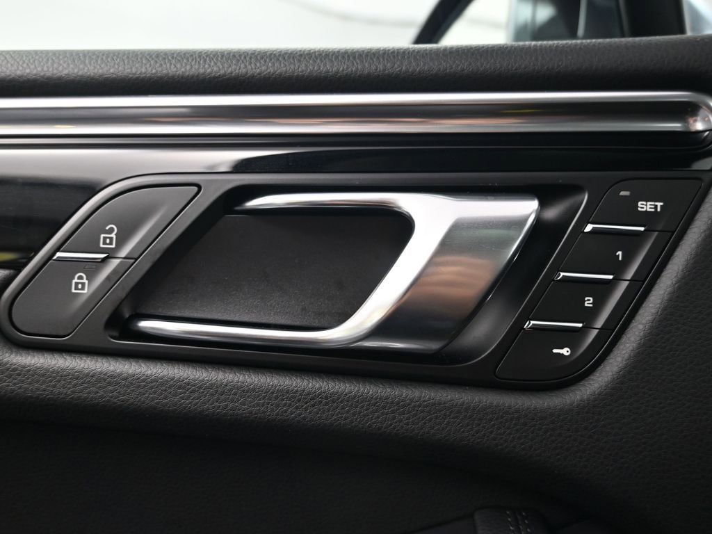 Certified 2026 Porsche Macan image 18