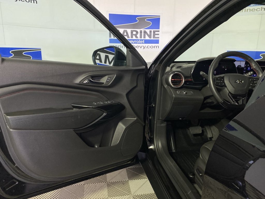 Used 2025 Chevrolet Trax RS w/ Driver Confidence Package FWD image 26