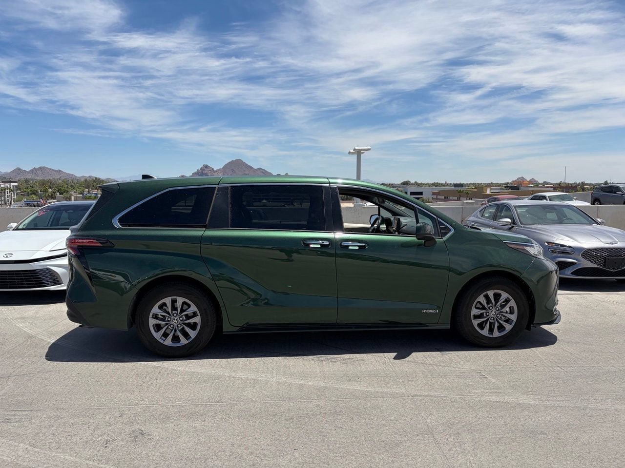 Used 2021 Toyota Sienna XLE FWD image 3