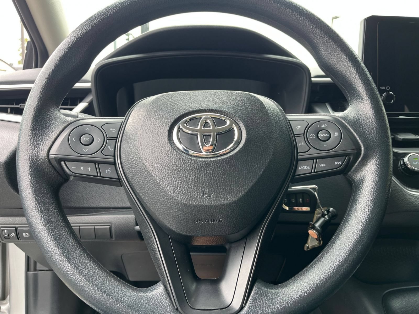 Used 2025 Toyota Corolla LE FWD image 28