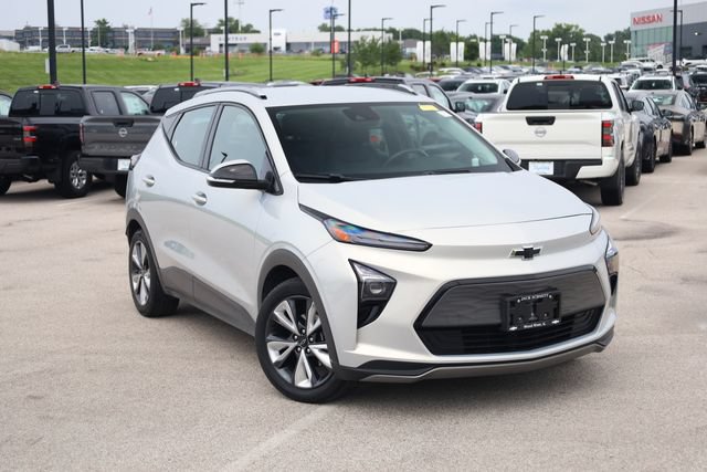 Used 2023 Chevrolet Bolt EUV LT w/ Convenience Package FWD image 2