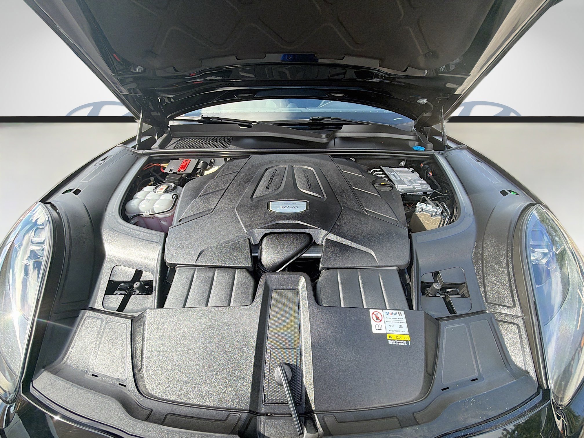 Used 2023 Porsche Cayenne Platinum Edition image 33