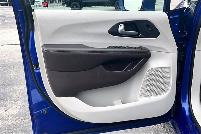 Used 2021 Chrysler Pacifica Touring-L image 20