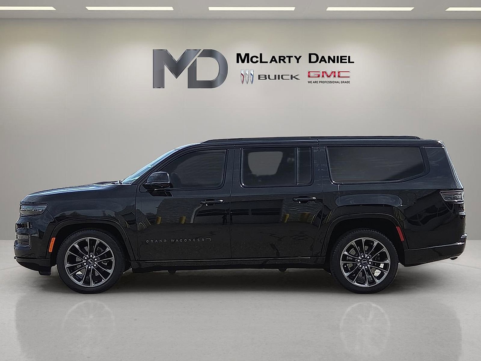 Used 2024 Jeep Grand Wagoneer L Series II w/ Quick Order Packagew 28T image 3