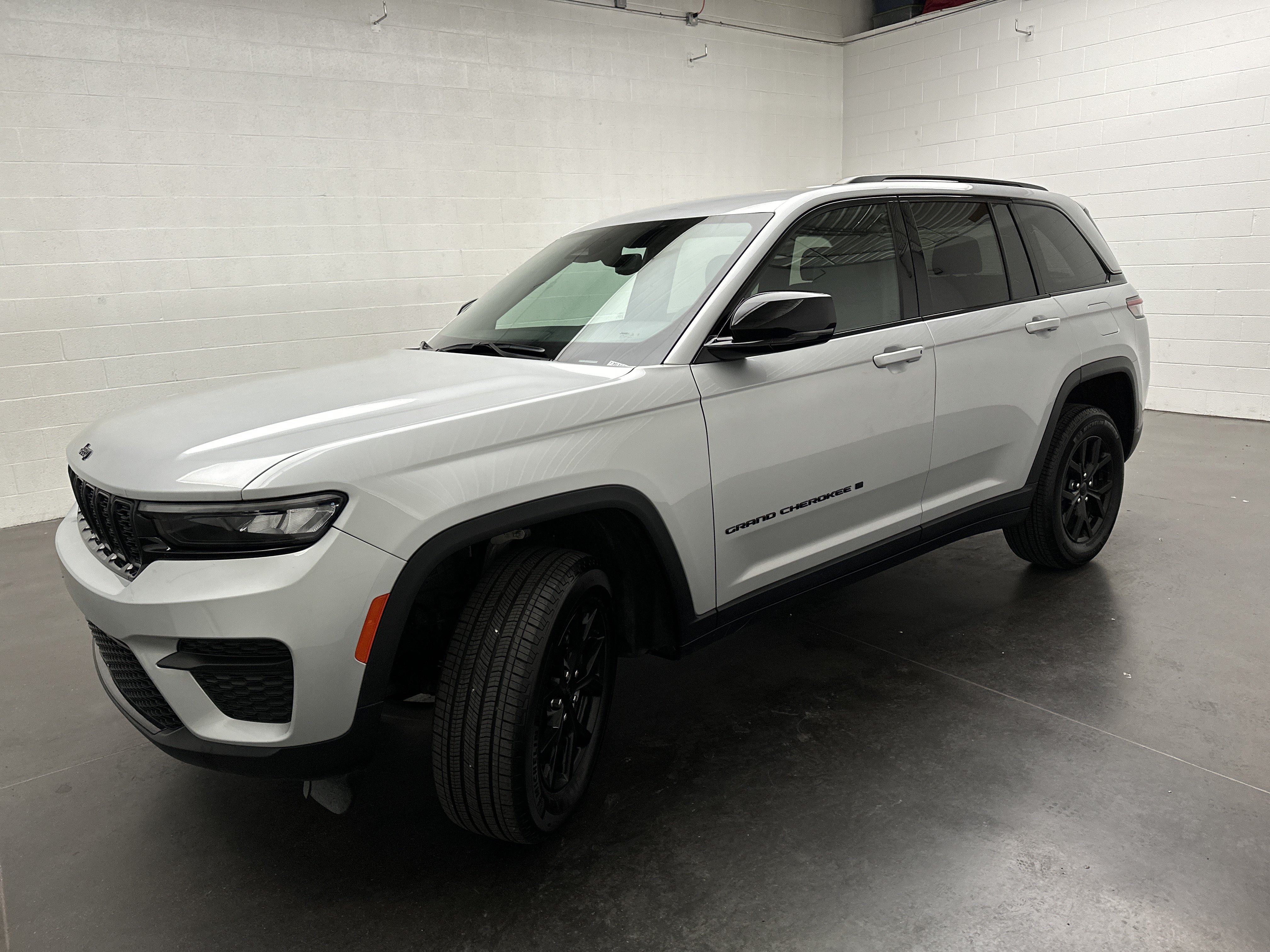 Used 2024 Jeep Grand Cherokee Altitude AWD/4WD image 4