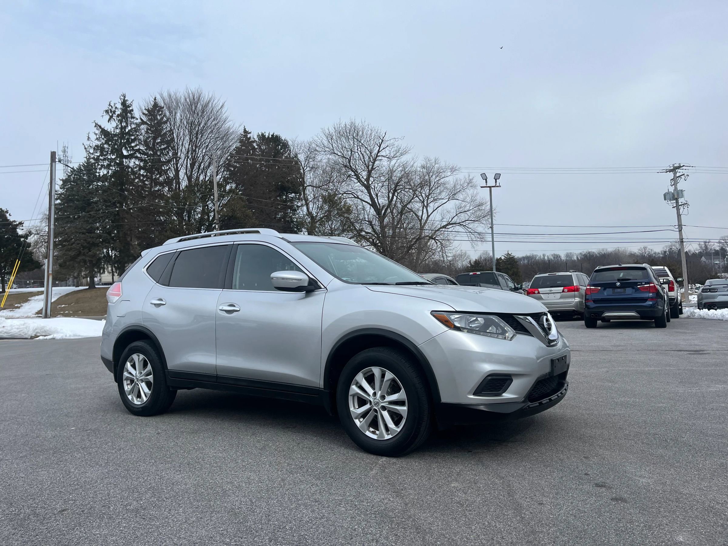 Used 2015 Nissan Rogue SV image 1