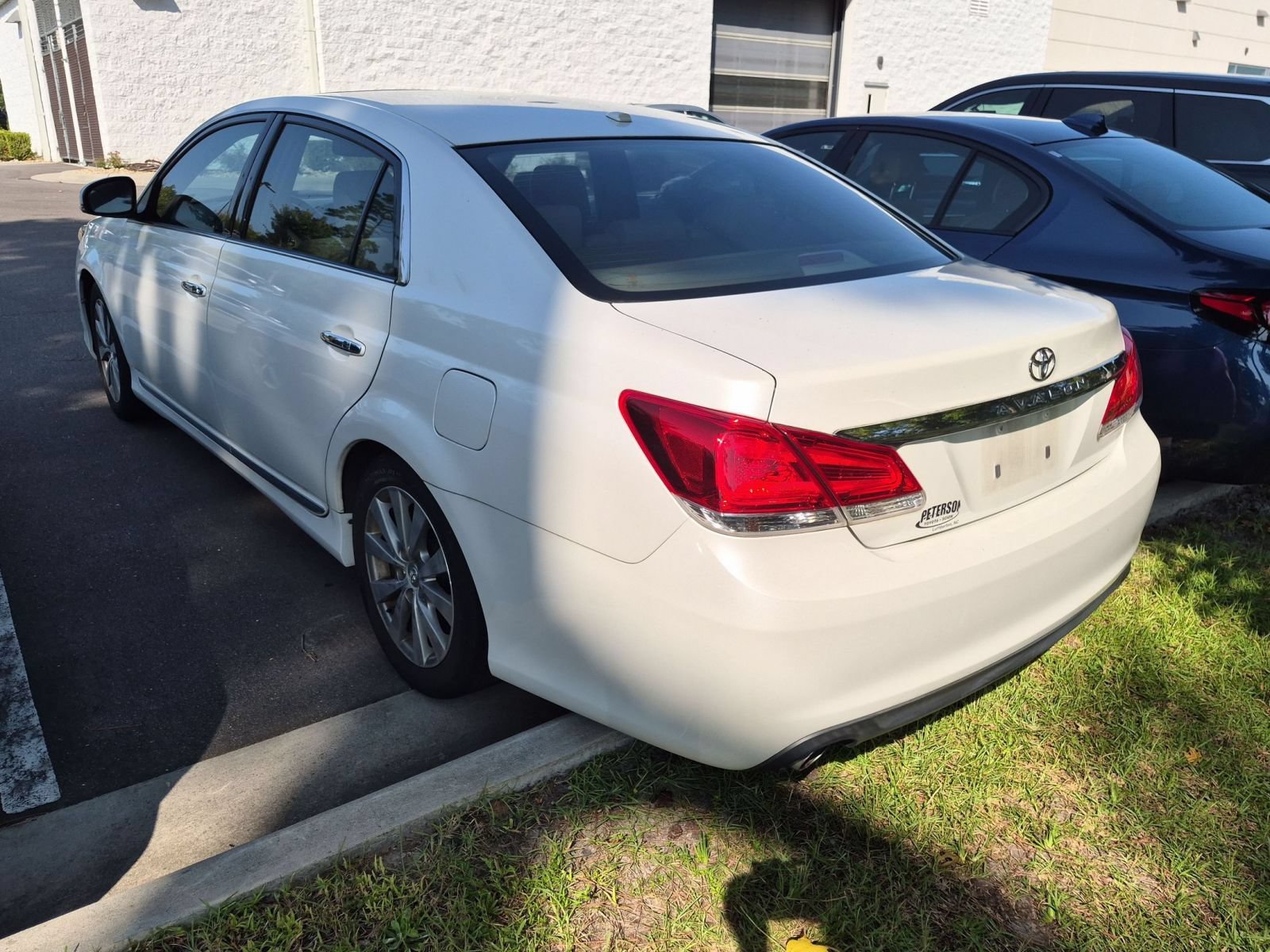 Used 2011 Toyota Avalon Limited FWD image 4