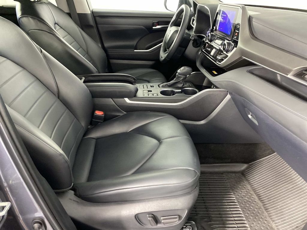 Used 2024 Toyota Highlander XLE AWD/4WD image 11
