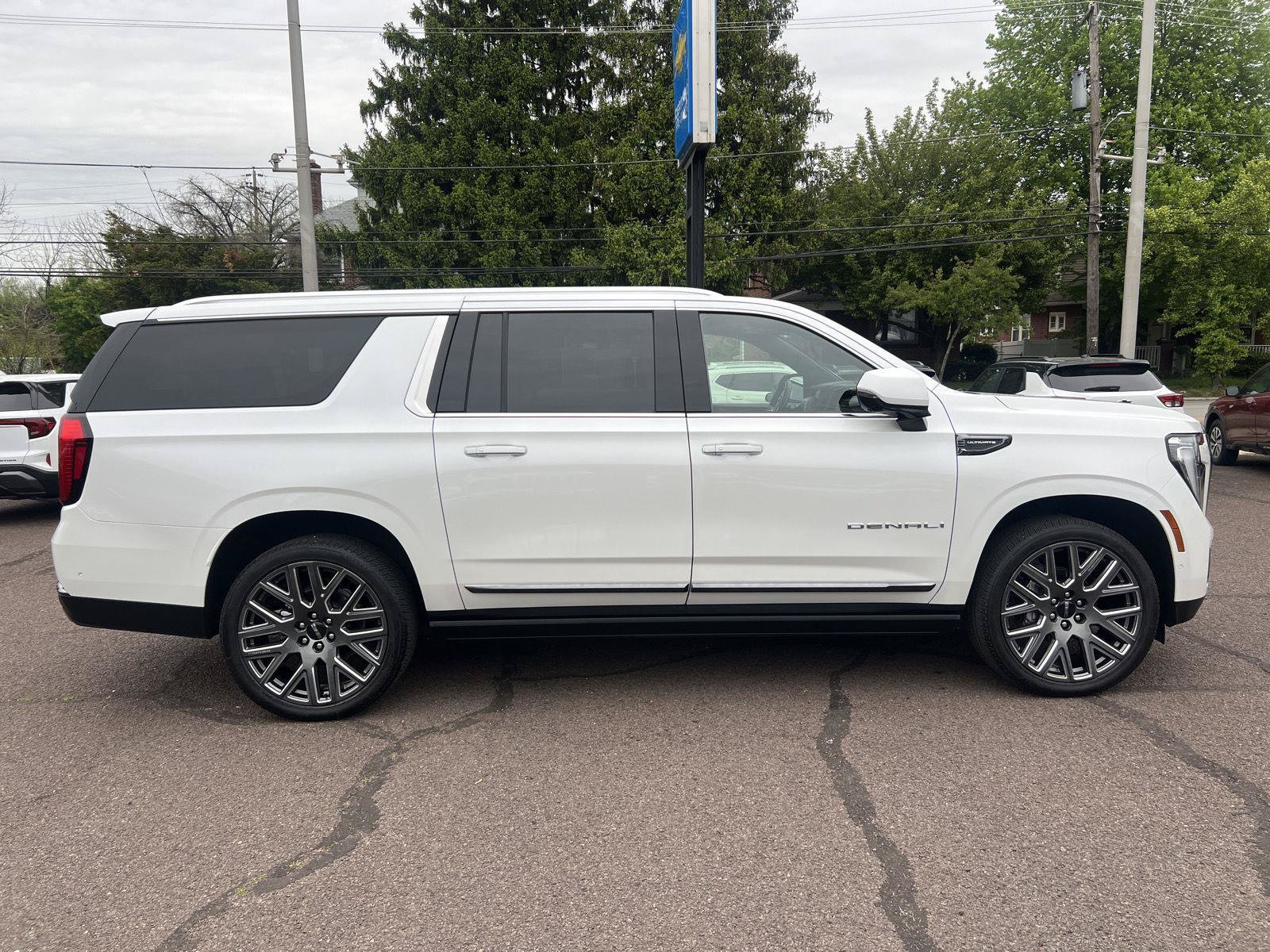 Used 2025 GMC Yukon XL Denali Ultimate AWD/4WD image 8
