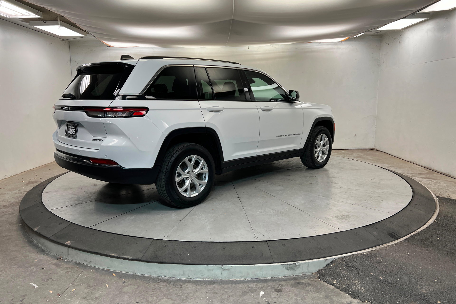 Used 2024 Jeep Grand Cherokee Limited AWD/4WD image 5