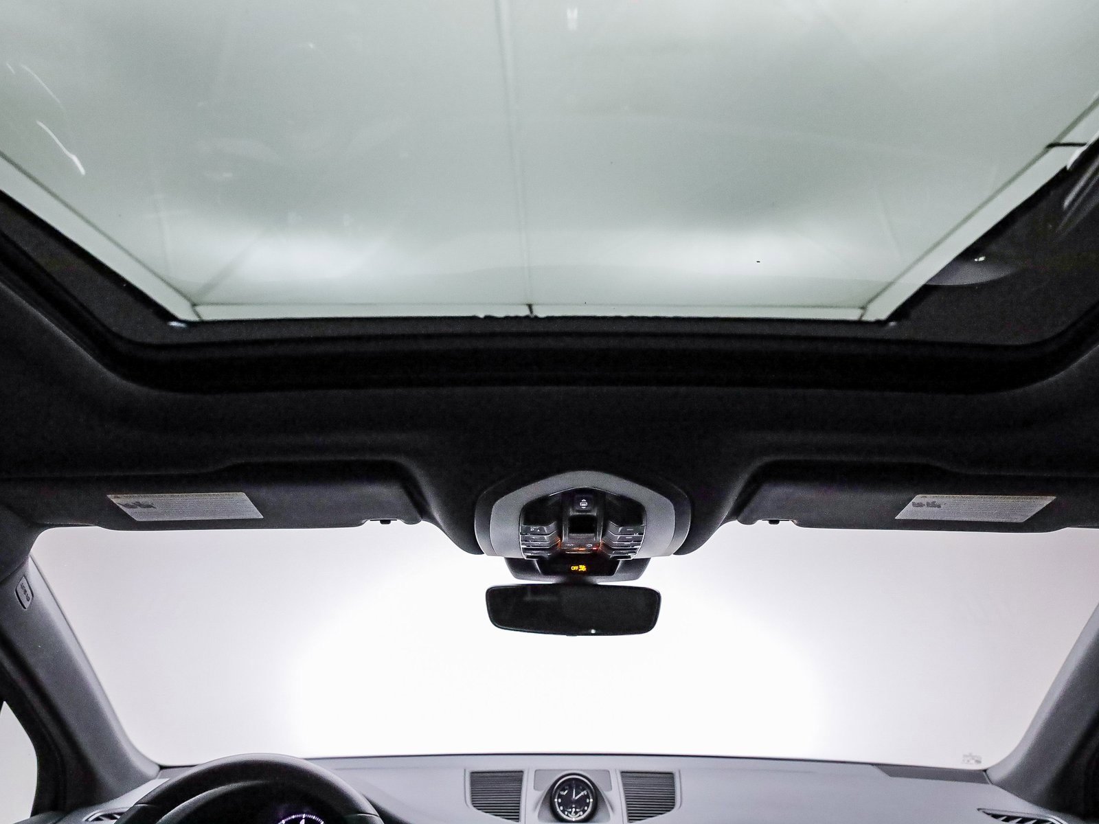 Certified 2025 Porsche Macan image 16