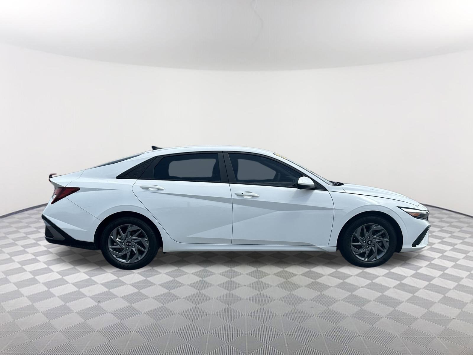 Used 2024 Hyundai Elantra SEL FWD image 6