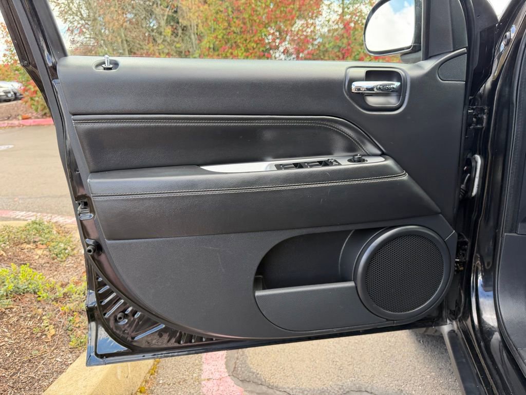 Used 2016 Jeep Compass Latitude image 11