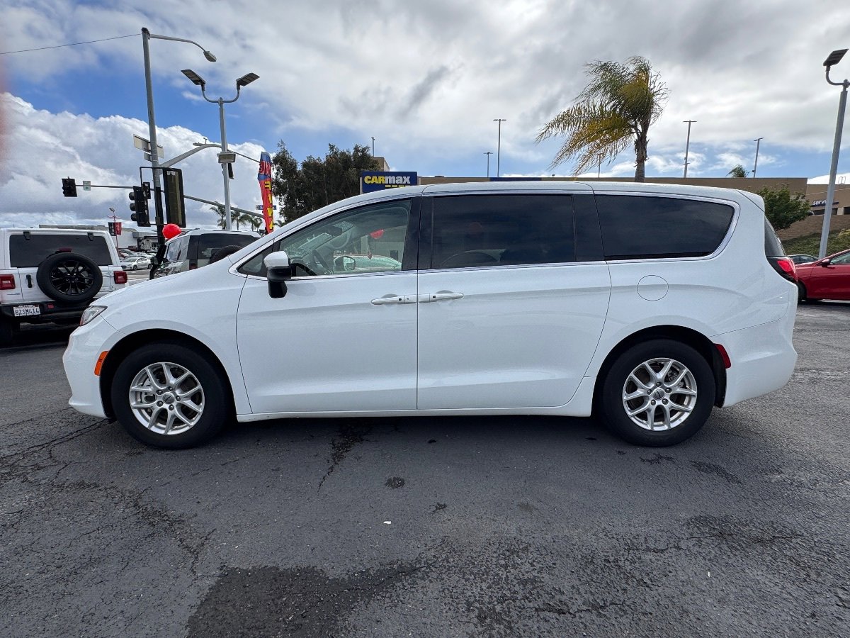 Used 2023 Chrysler Pacifica Touring-L FWD image 7