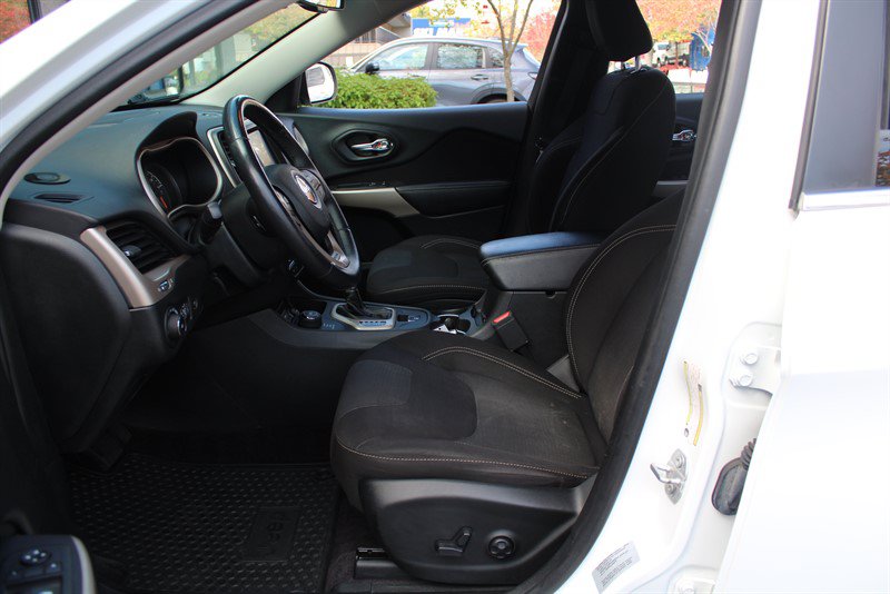 Used 2017 Jeep Cherokee Latitude w/ Comfort/Convenience Group AWD/4WD image 19