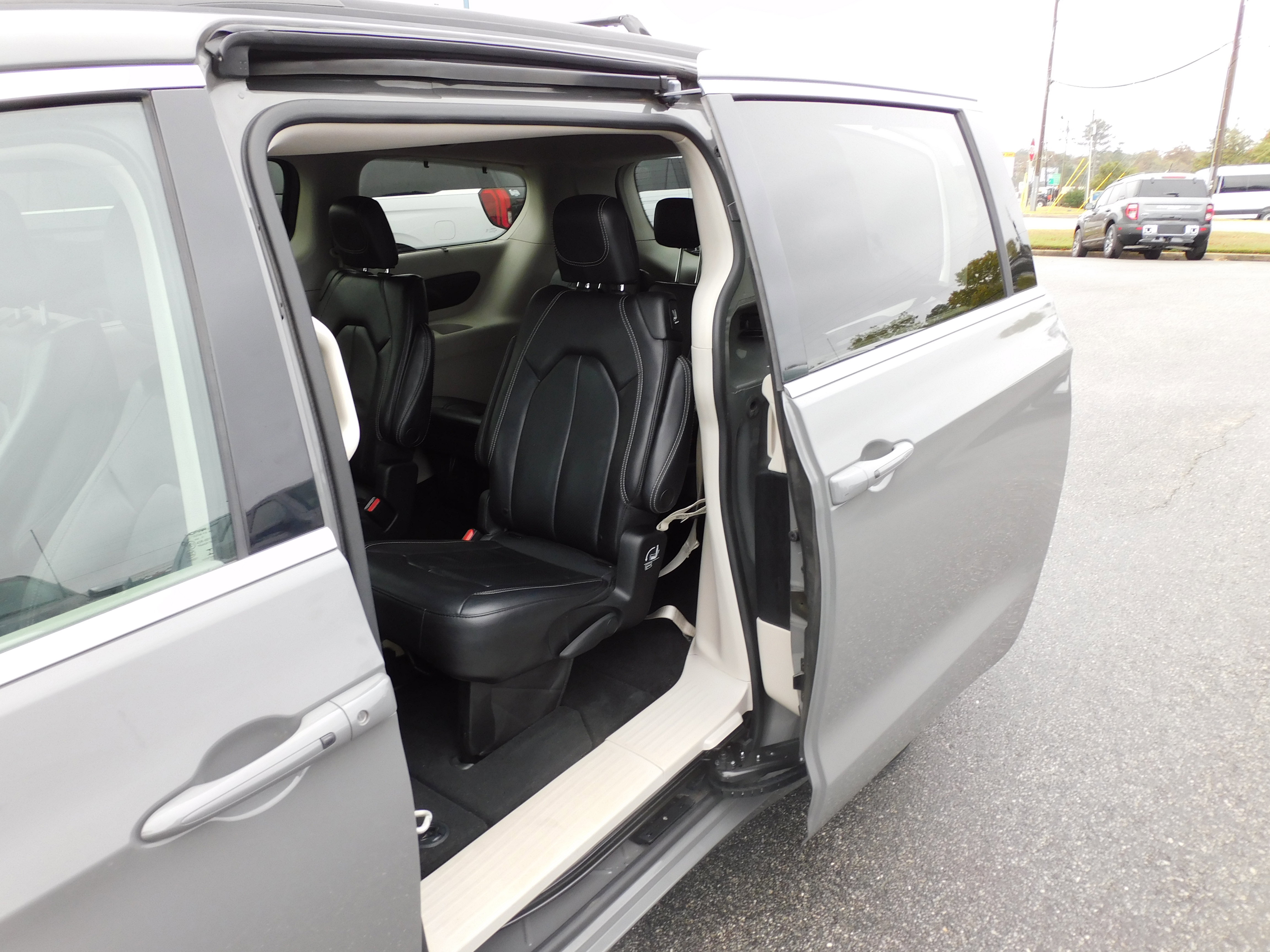 Used 2022 Chrysler Pacifica Touring-L image 11