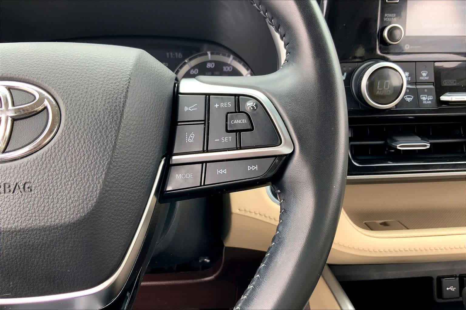 Used 2021 Toyota Highlander XLE FWD image 24