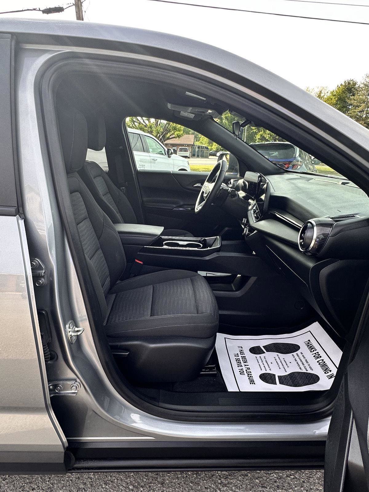 Used 2025 Chevrolet Equinox LT AWD/4WD image 9