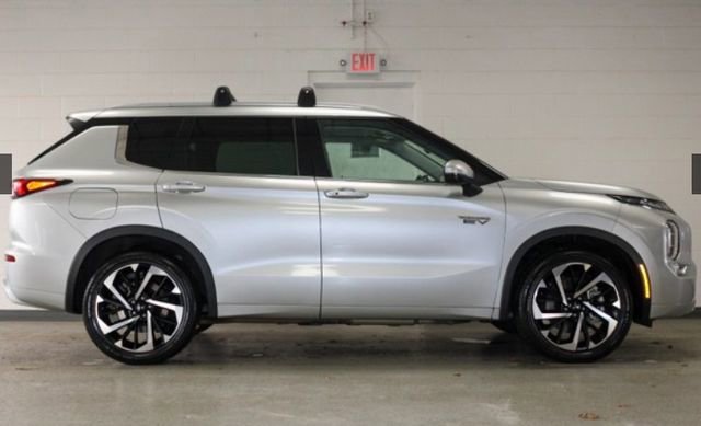 Used 2023 Mitsubishi Outlander SEL image 1
