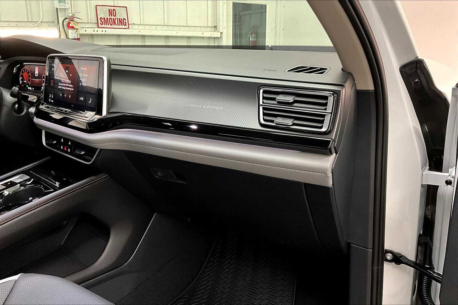 New 2025 Volkswagen Atlas Peak Edition SE image 28