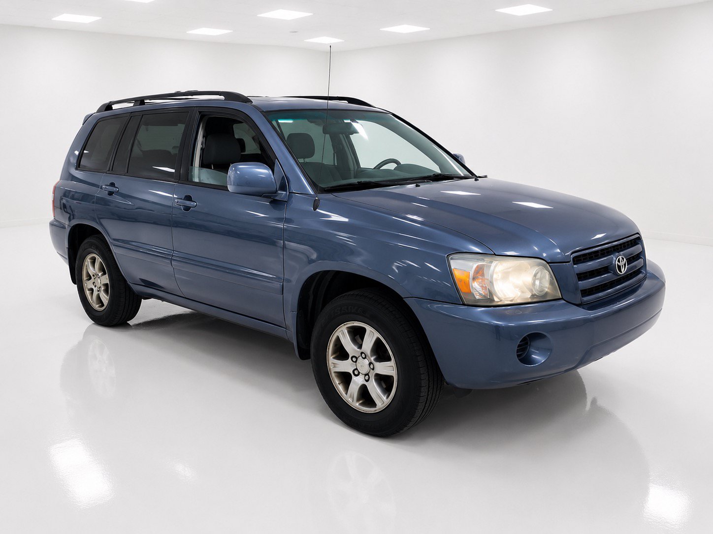 Used 2005 Toyota Highlander 4WD V6 w/ 3rd Row image 3