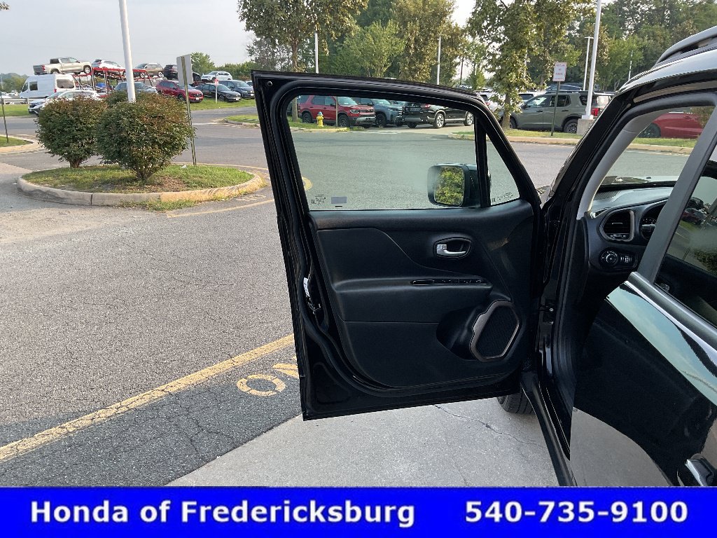 Used 2023 Jeep Renegade Latitude AWD/4WD image 15