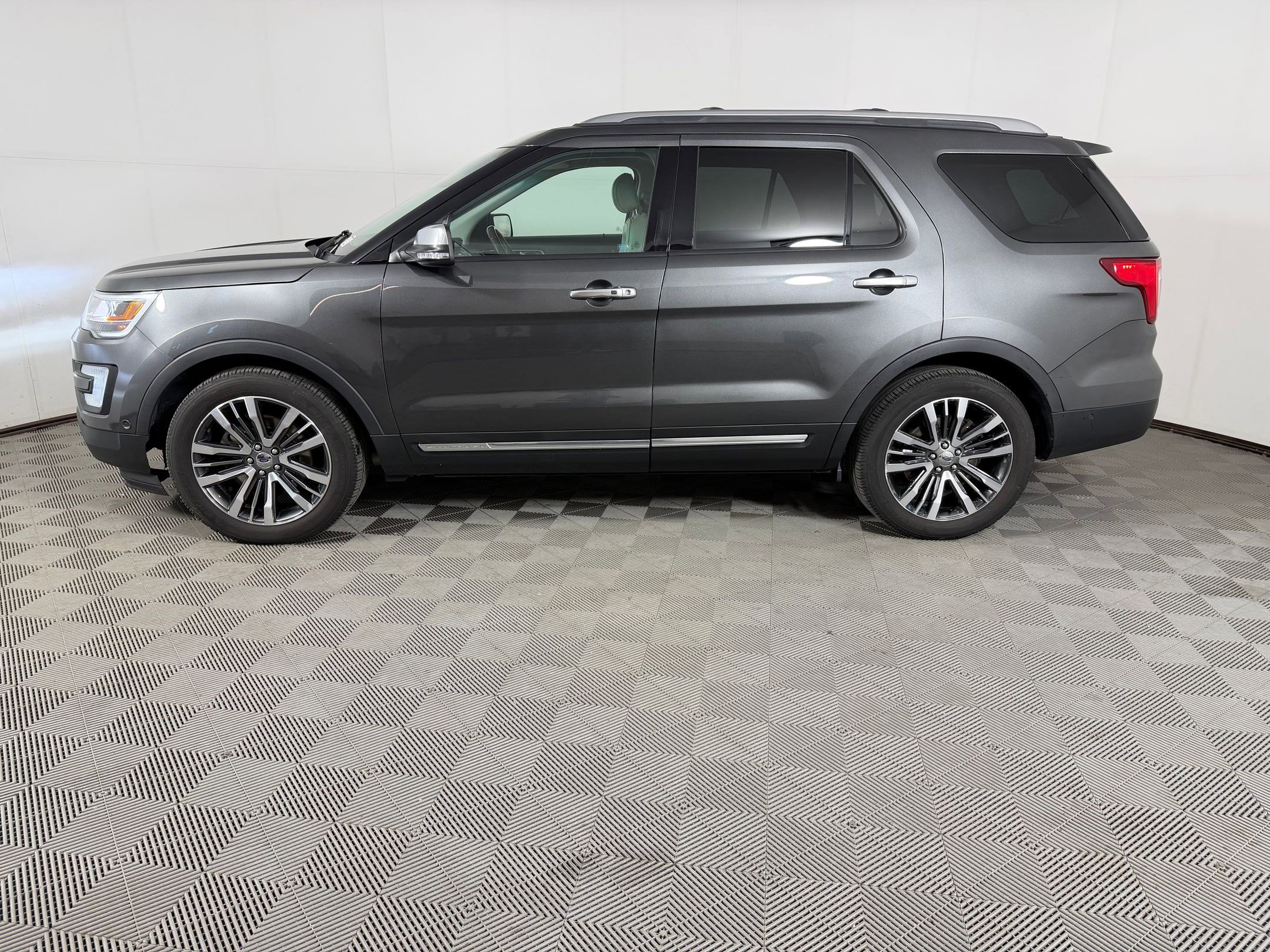Used 2016 Ford Explorer Platinum AWD/4WD image 2