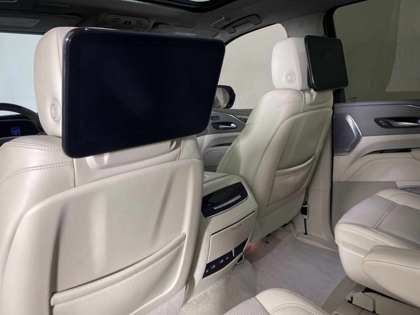 Certified 2024 Cadillac Escalade ESV Sport Platinum w/ LPO, ONYX Package AWD/4WD image 18