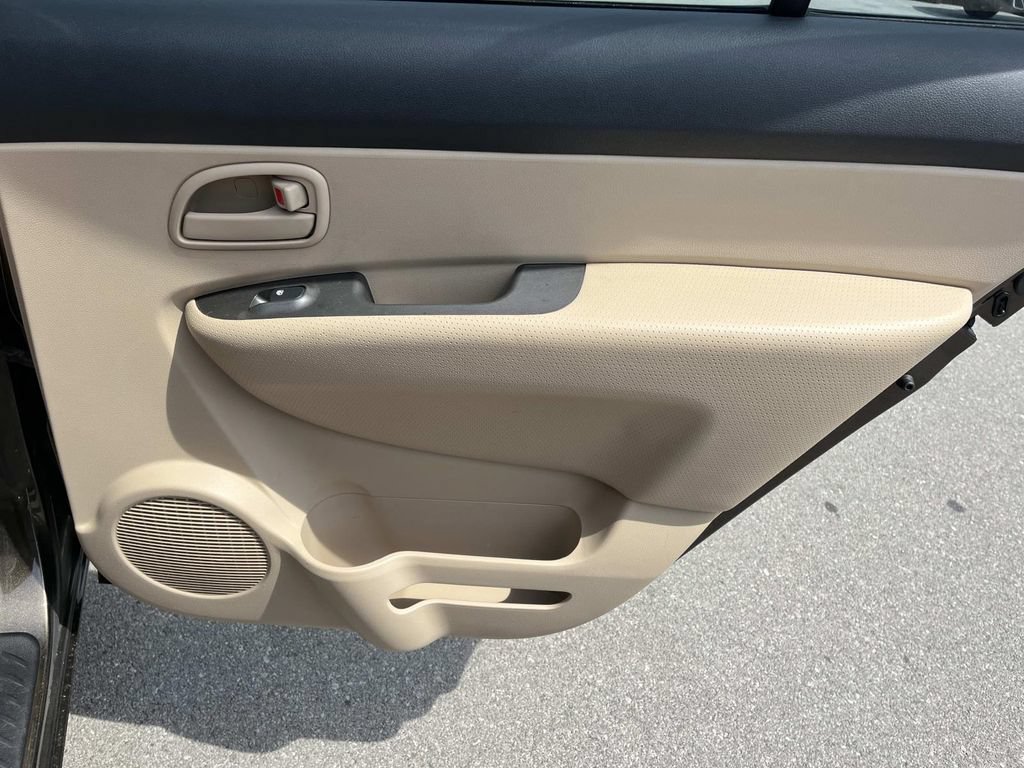 Used 2009 Kia Rondo LX FWD image 20