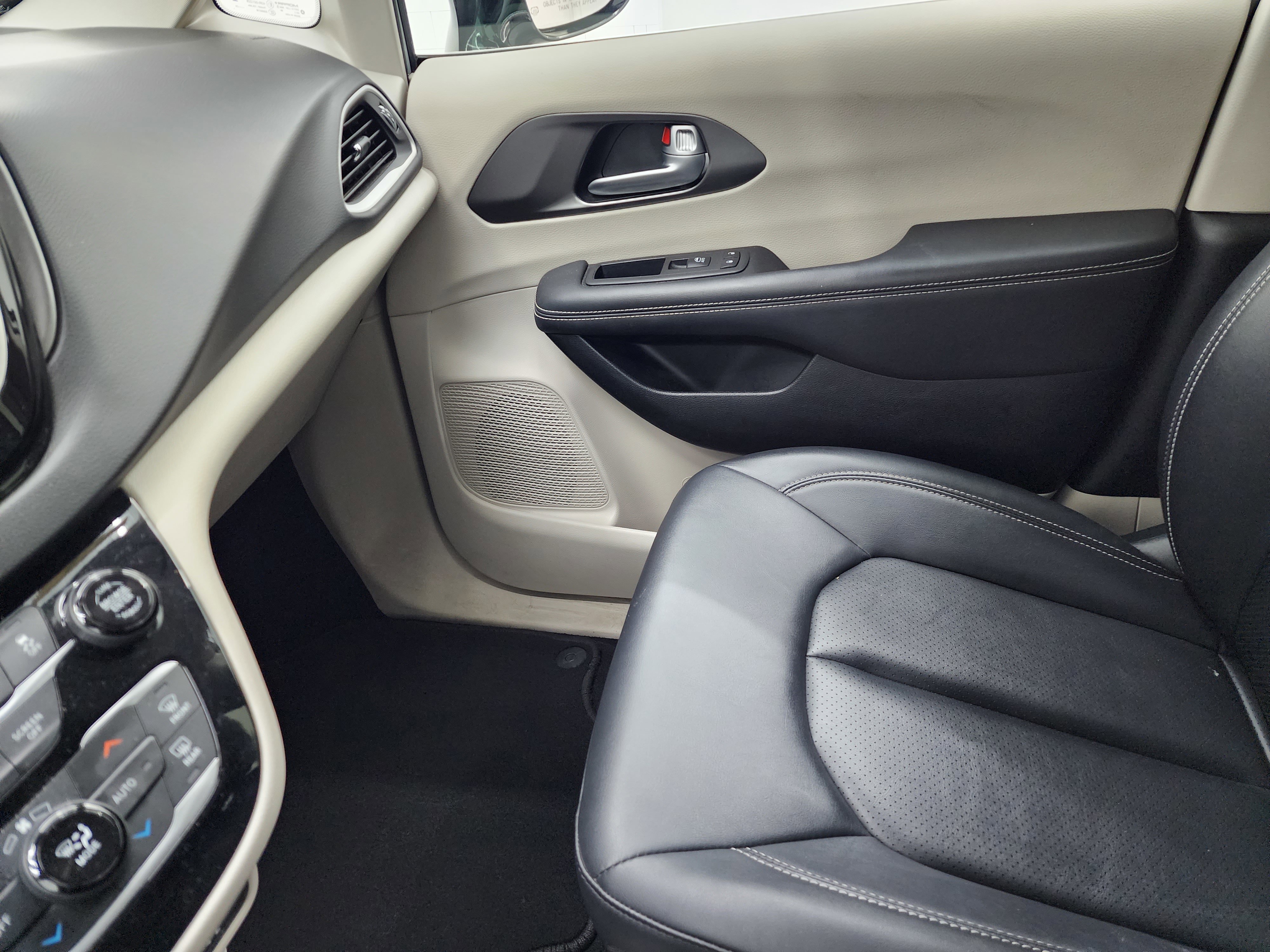 Used 2024 Chrysler Pacifica Touring-L image 13