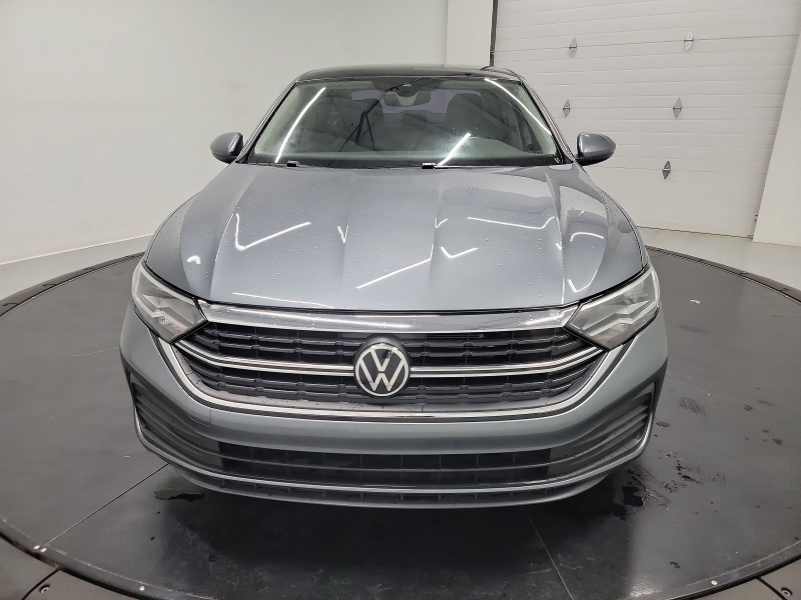 Used 2024 Volkswagen Jetta SE FWD image 2