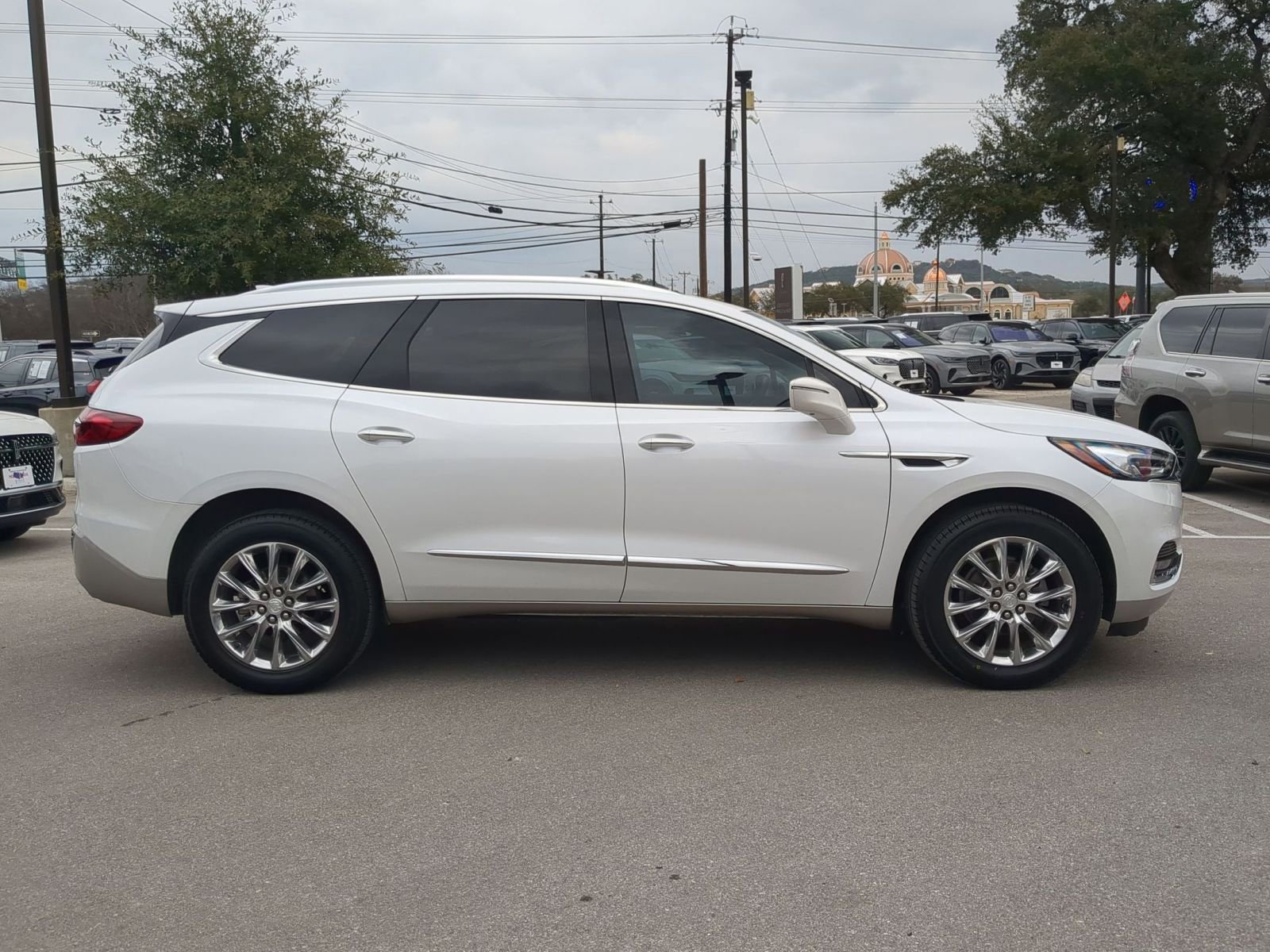 Used 2020 Buick Enclave Essence w/ Sound and Sites Package image 2