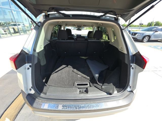 Used 2023 Nissan Rogue SV FWD image 26
