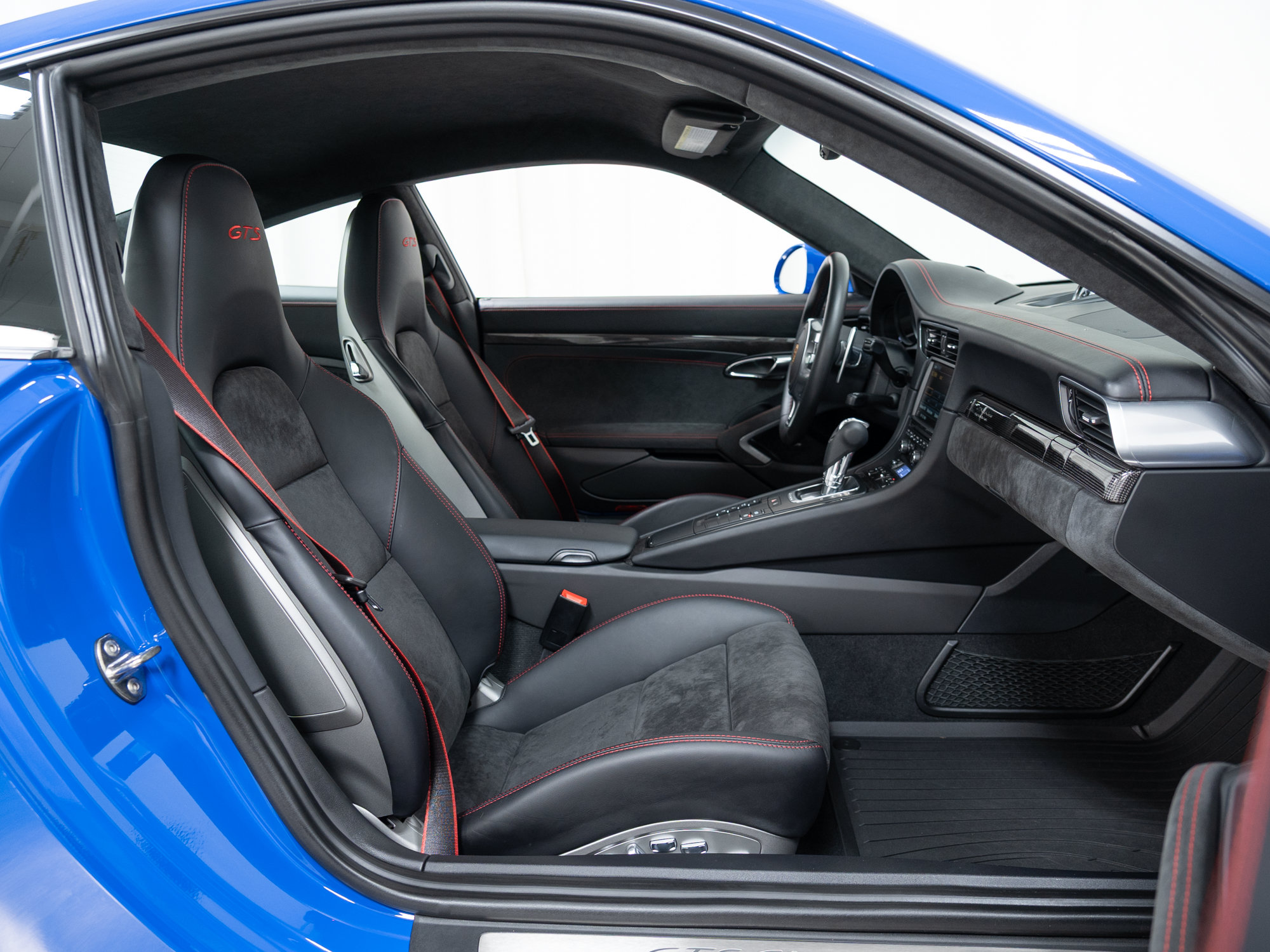 Certified 2016 Porsche 911 Carrera GTS RWD image 39