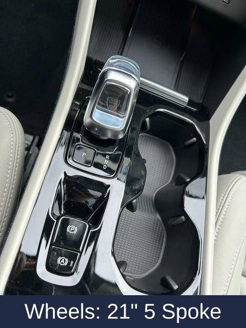 New 2025 Volvo XC40 B5 Ultra w/ Protection Package Premier image 31