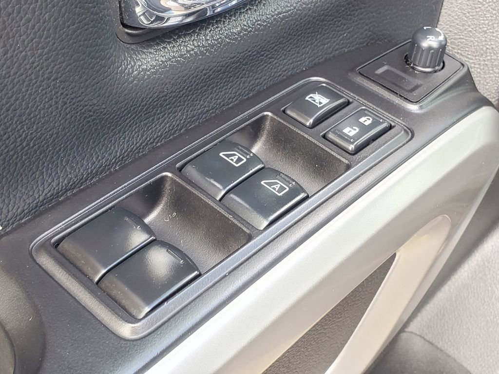 Used 2018 Nissan Titan SV w/ SV Convenience Package AWD/4WD image 13