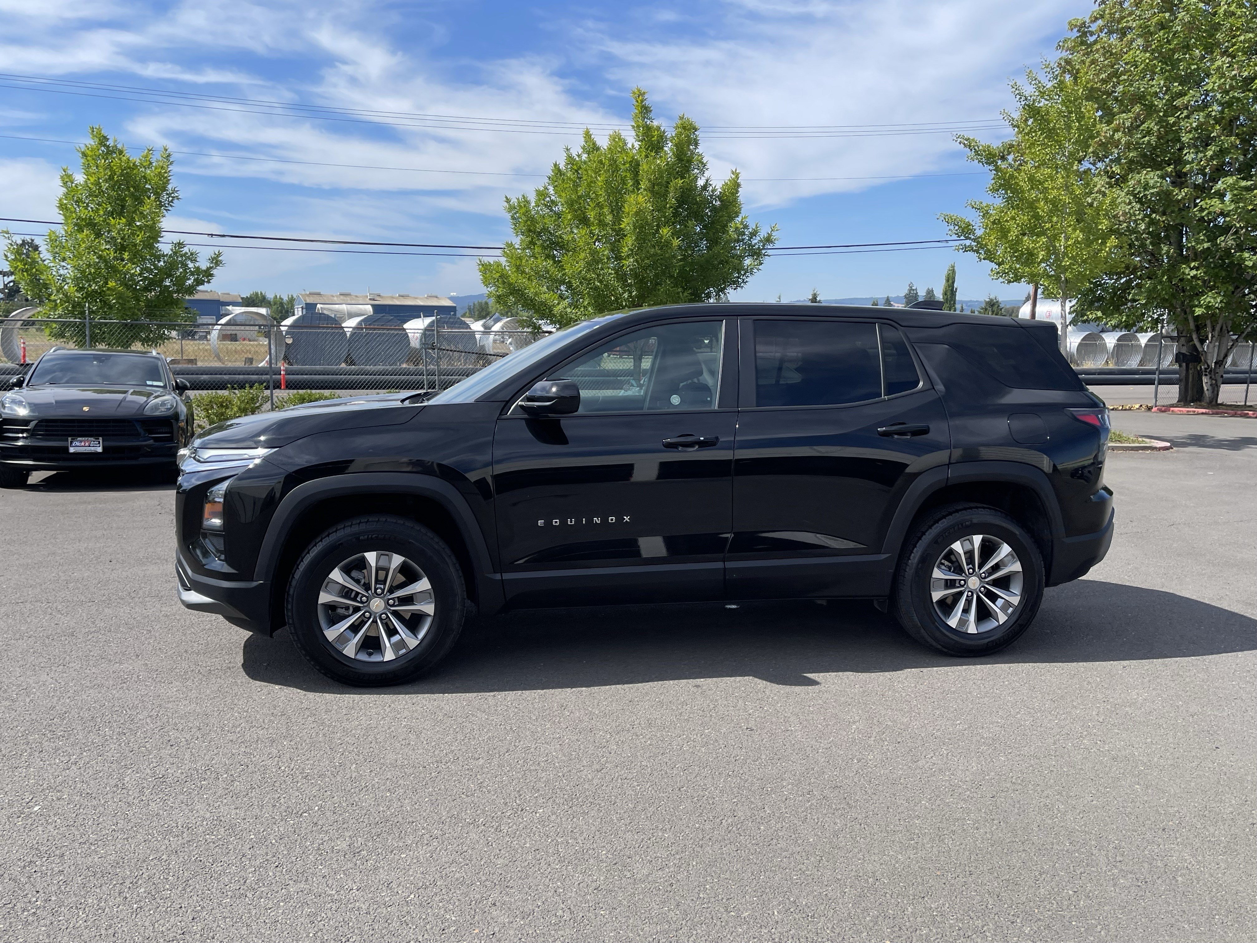 Used 2026 Chevrolet Equinox LT AWD/4WD image 2