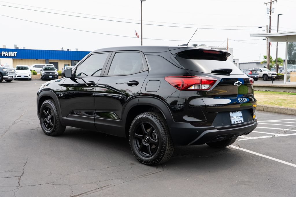 Used 2021 Chevrolet TrailBlazer LS w/ LPO, Blackout Package FWD image 2