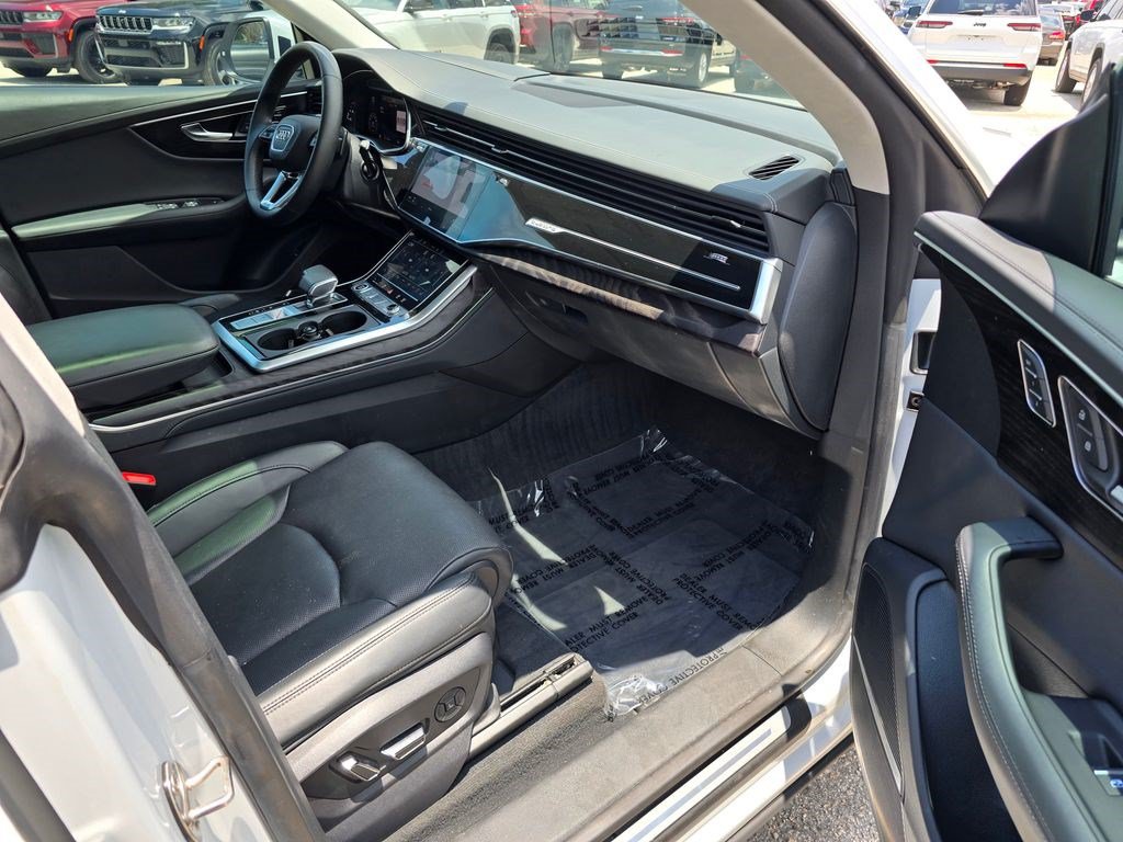 Used 2023 Audi Q8 Prestige AWD/4WD image 31
