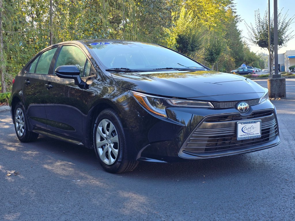 Used 2025 Toyota Corolla LE FWD image 3