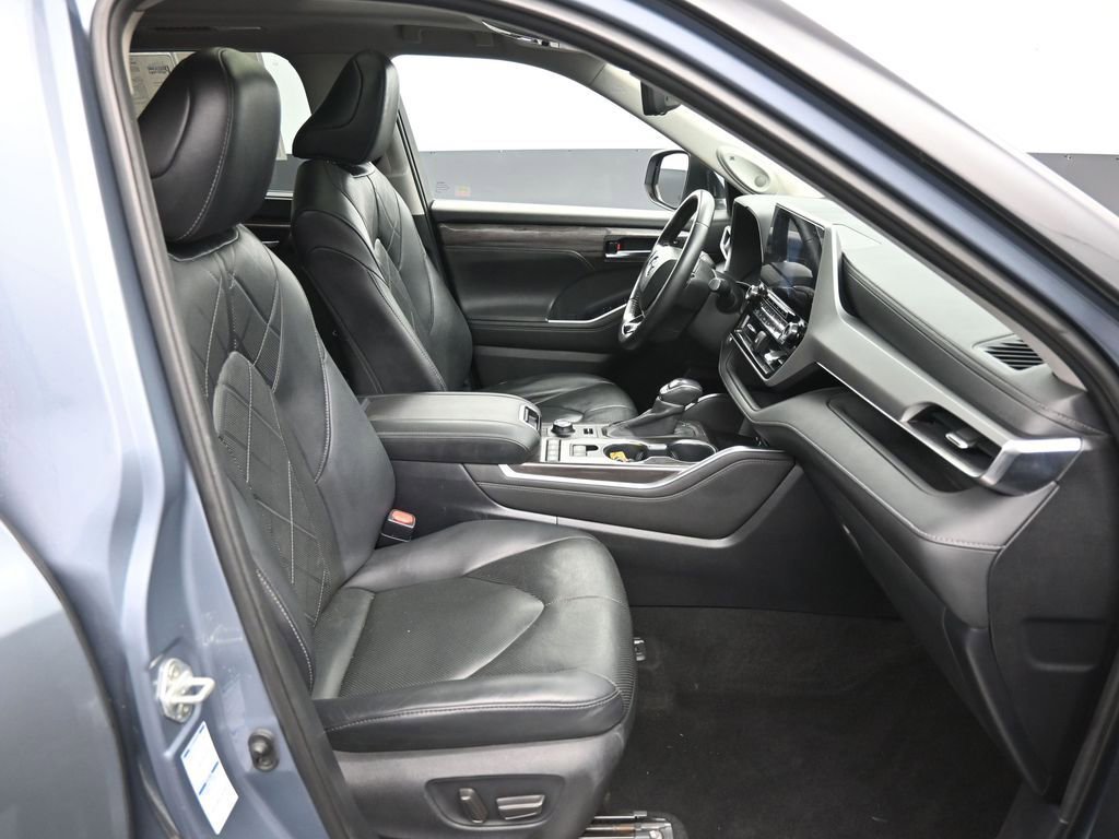 Certified 2020 Toyota Highlander Platinum w/ Preferred Accessory Package AWD/4WD image 28