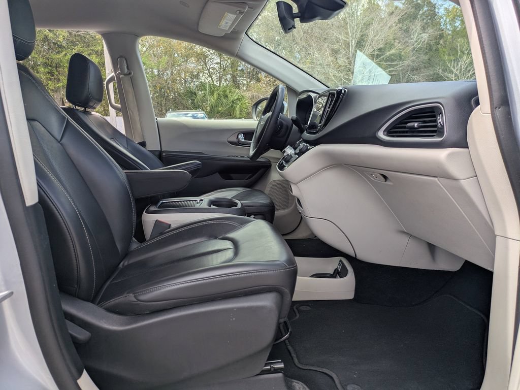 Used 2023 Chrysler Pacifica Touring-L FWD image 3