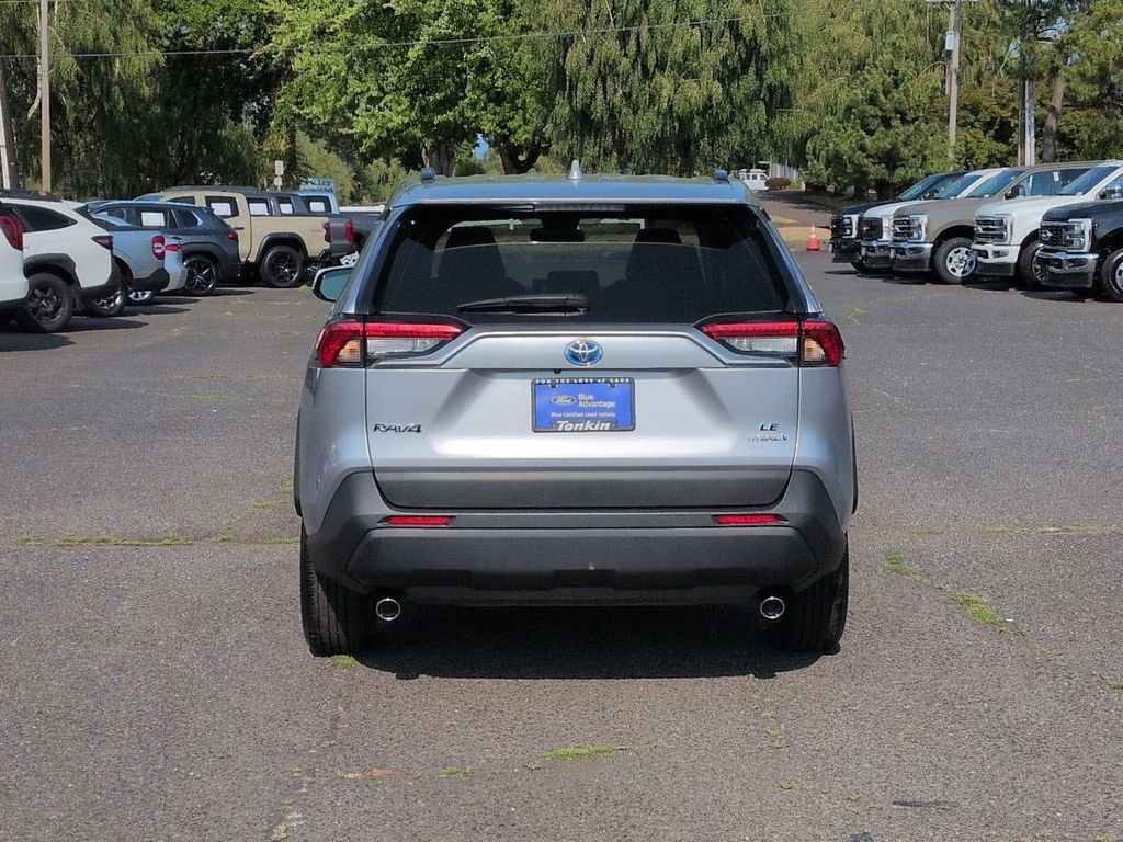 Used 2024 Toyota RAV4 LE AWD/4WD image 4